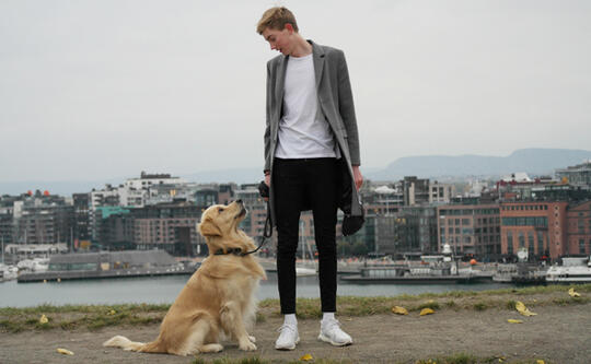 Mann med hund foran Oslo havn